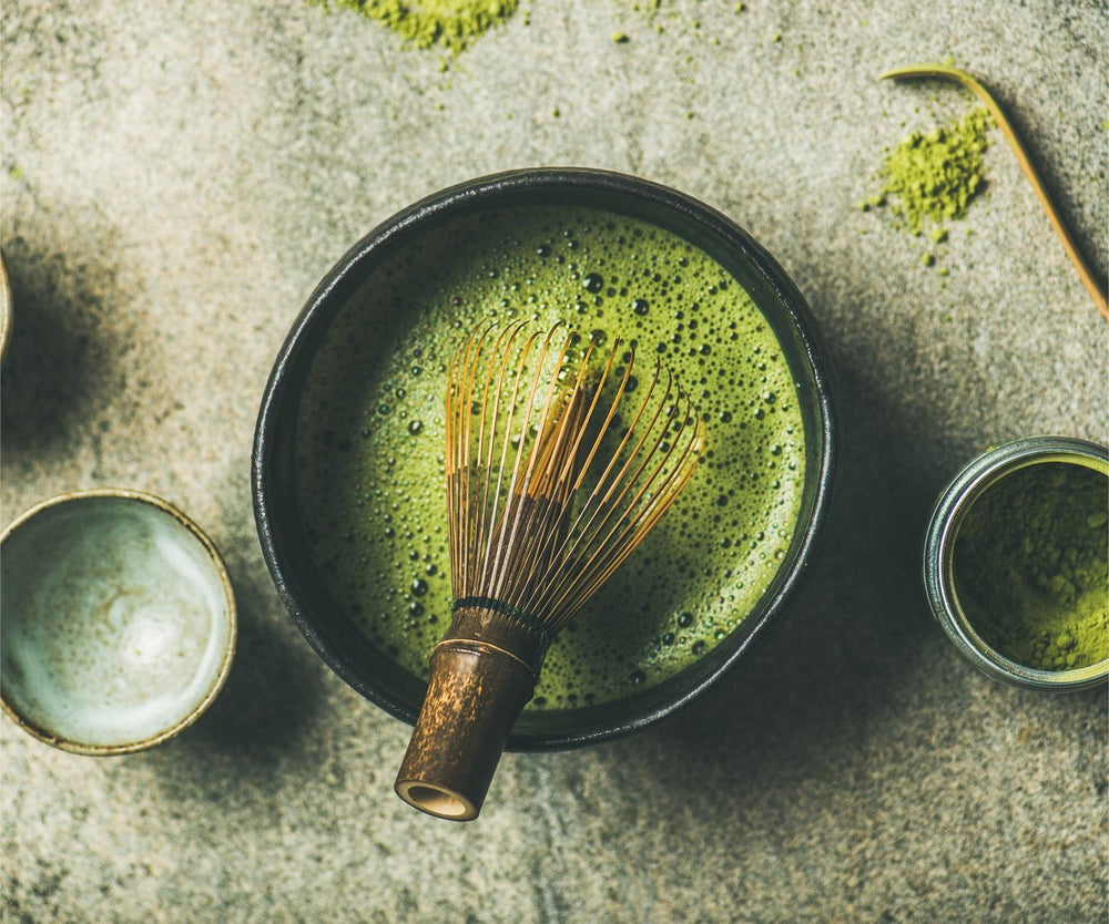 Tè Matcha in polvere con preparazione tradizionale giapponese