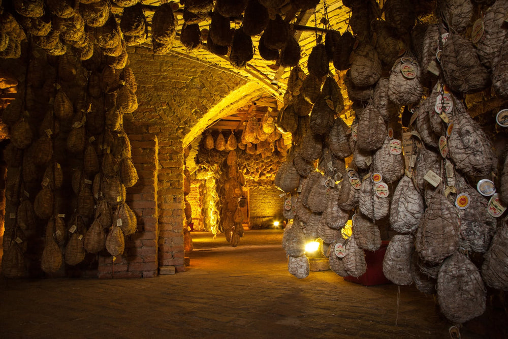 Cantina dell'Antica Corte Pallavicina con culatelli in stagionatura