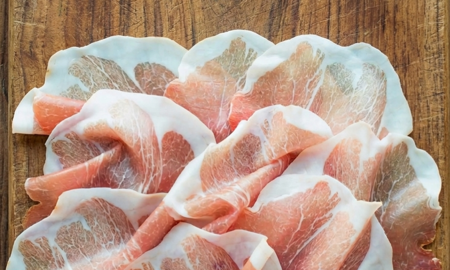 fette sottili di Prosciutto crudo di Parma di con equilibrio tra parte magra e grassa