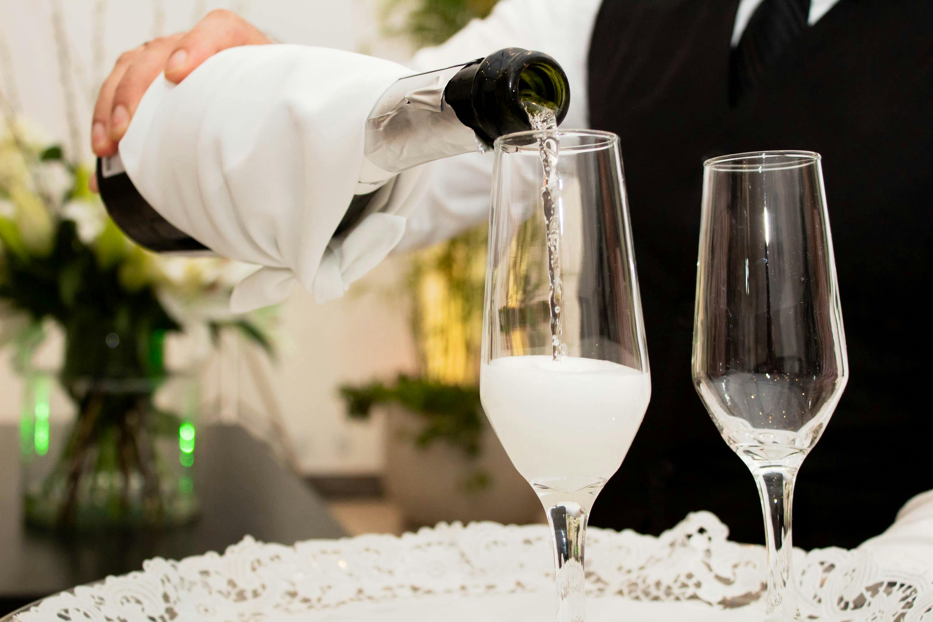 Un sommelier guida nella scelta dello Champagne spiegando differenze tra le tipologie