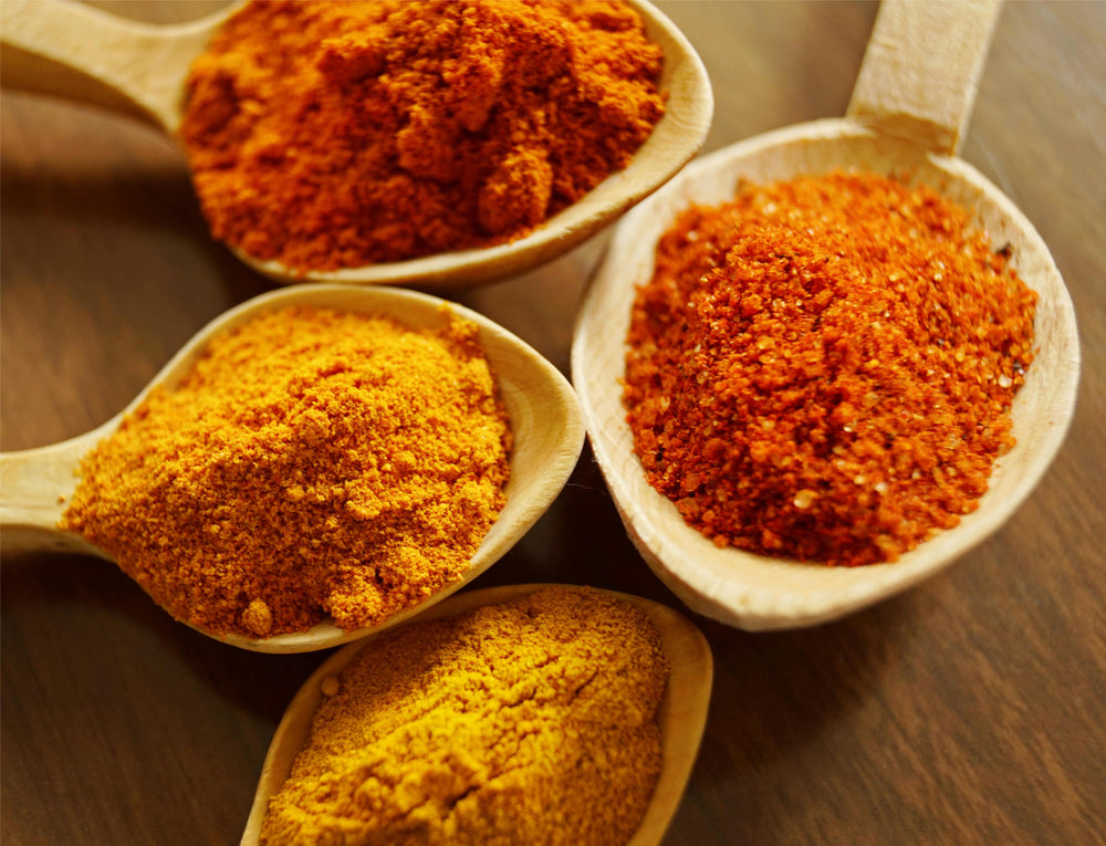 Spezie colorate in ciotoline: curcuma, paprika, cannella, cumino e chiodi di garofano
