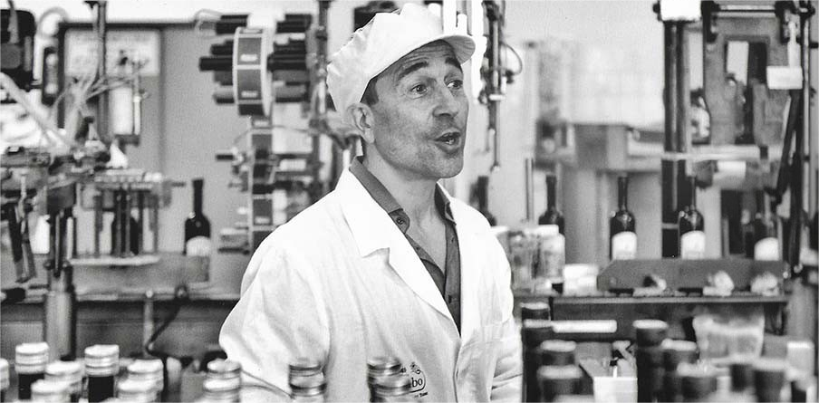 Domenico mentre imbottiglia i liquori Colombo nel laboratorio di Salso Maggiore