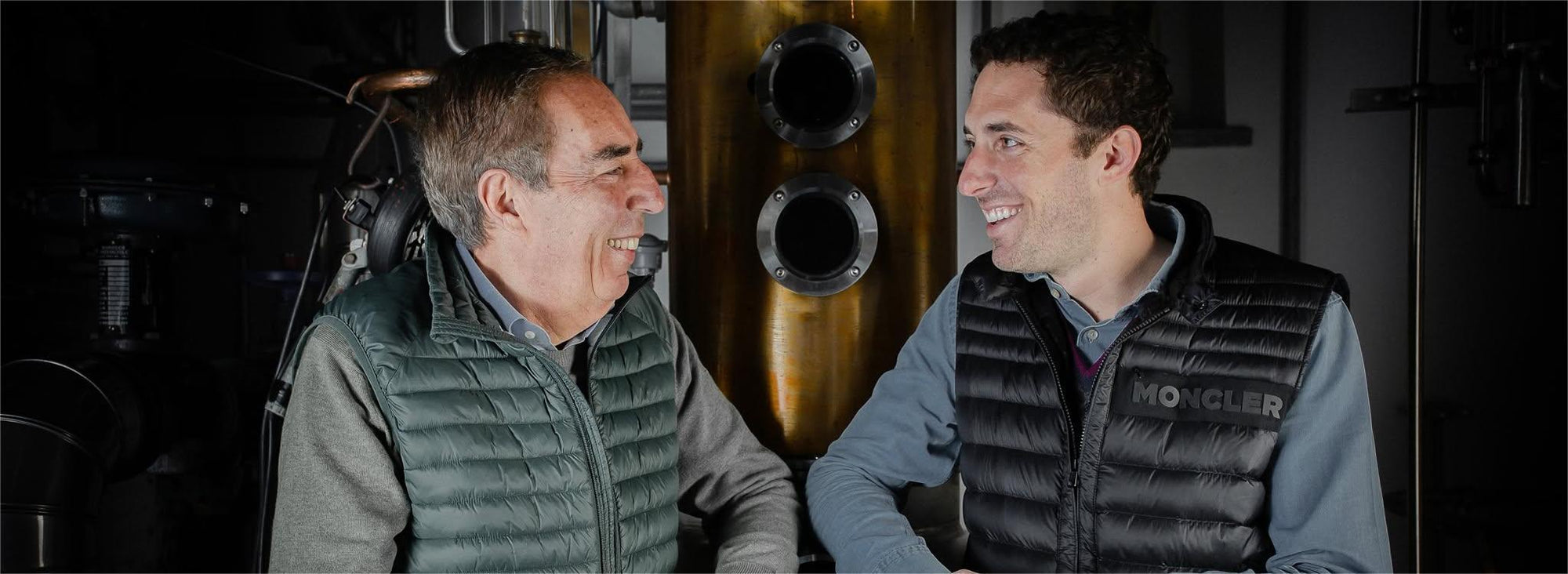 La famiglia Marolo mentre aspetta che l'alambicco distilli le vinacce per la grappa