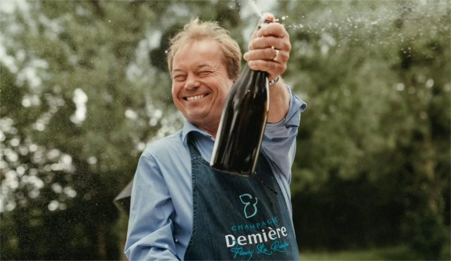 Il vigneron Jerome mentre stappa una bottiglia di Champagne Demière