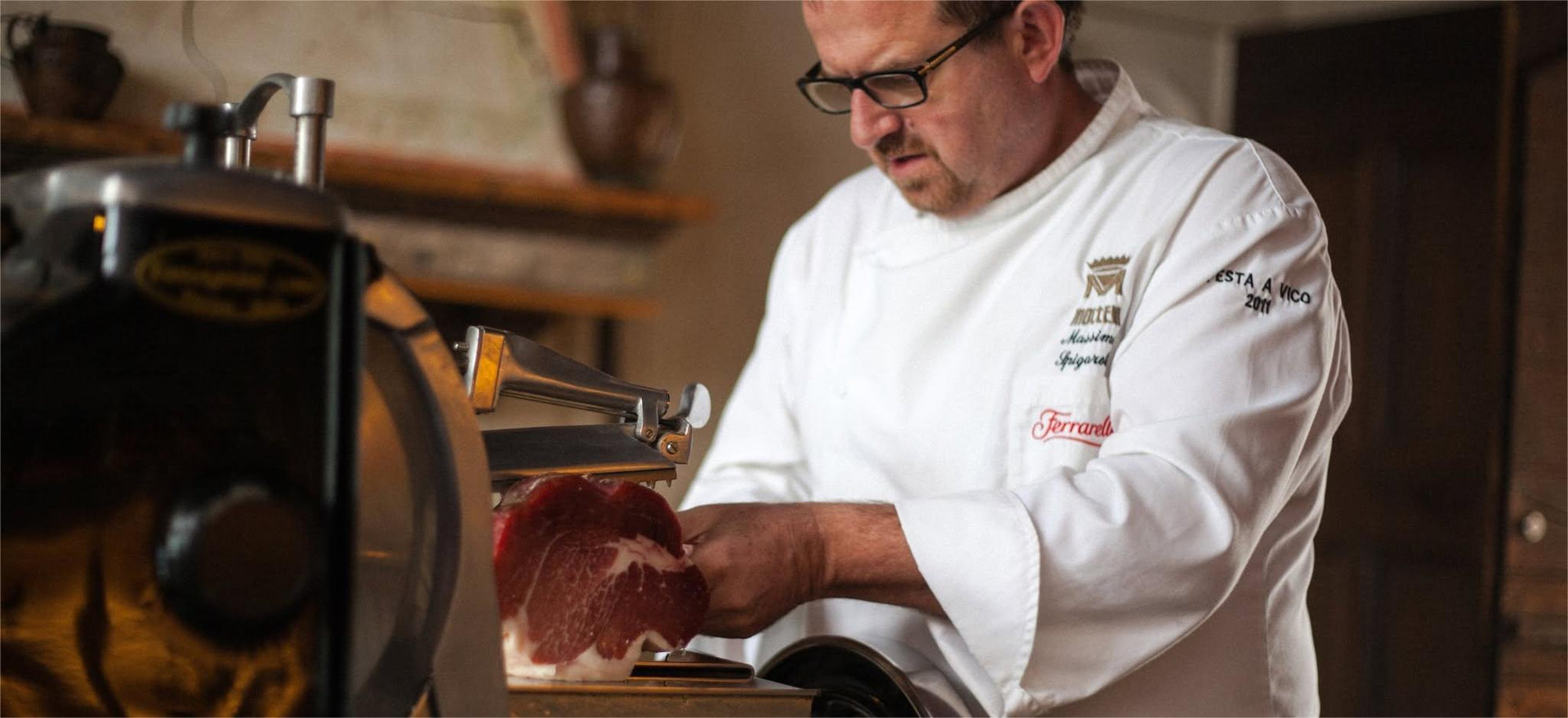 Luciano Spigaroli taglia il Culatello di Zibello nelle cantine dell'Antica Corte Pallavicina