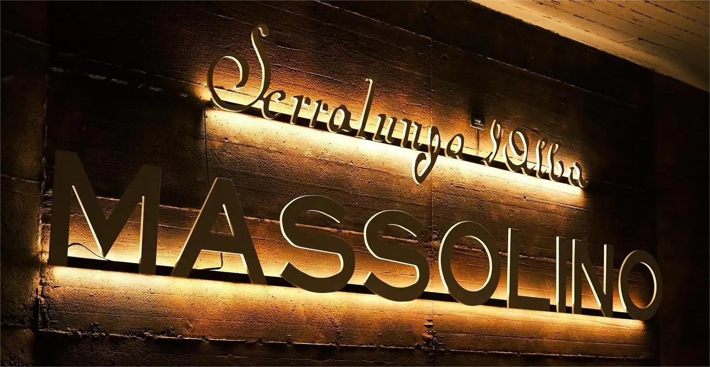 Insegna della cantina Massolino a Serralunga d'Alba, tra le vigne di nebbiolo e barbera