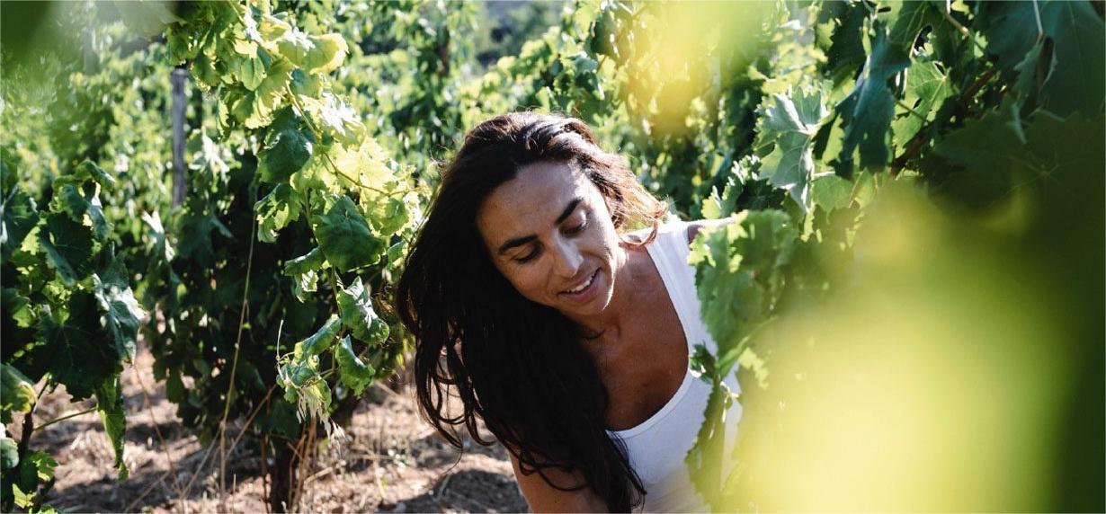 Arianna Occhipinti, vignaiola siciliana dei monti Iblei mentre si prende cura del suo Frappato di Vittoria