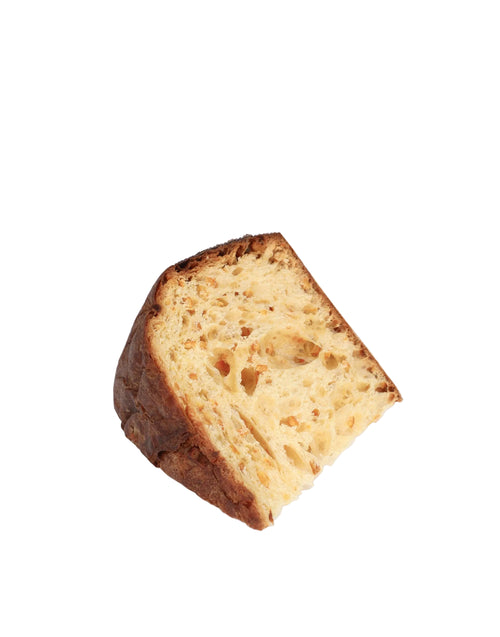 Dettaglio della fetta del panettone al mandarino di Fiasconaro firmata Dolce e Gabbana