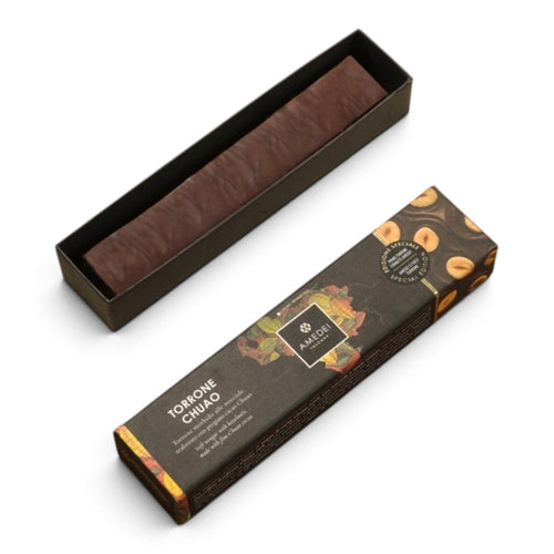 Dettaglio del Torrone Chuao Amedei con interno morbido alle nocciole e copertura fondente