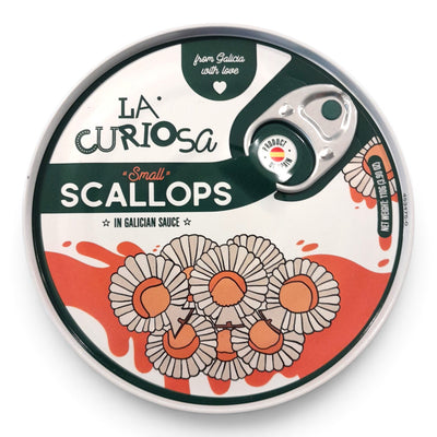 Dettaglio delle Capesante in Salsa Galiziana La Curiosa con pomodoro, cipolla e paprika