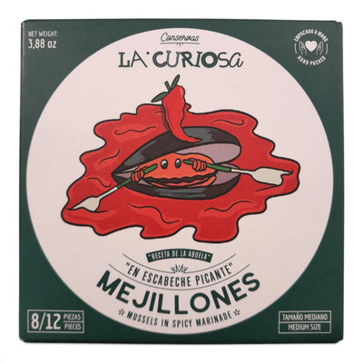 Dettaglio delle Cozze in Scapece Piccante La Curiosa con marinatura alla paprika piccante, pepe nero, chiodi di garofano e alloro