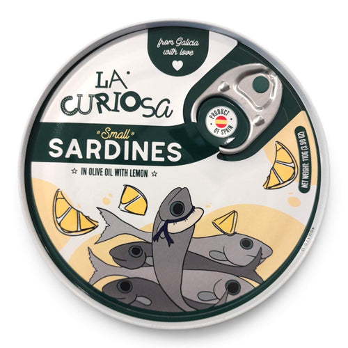 Dettaglio delle Sardine al Limone La Curiosa in olio d’oliva con fettine di limone